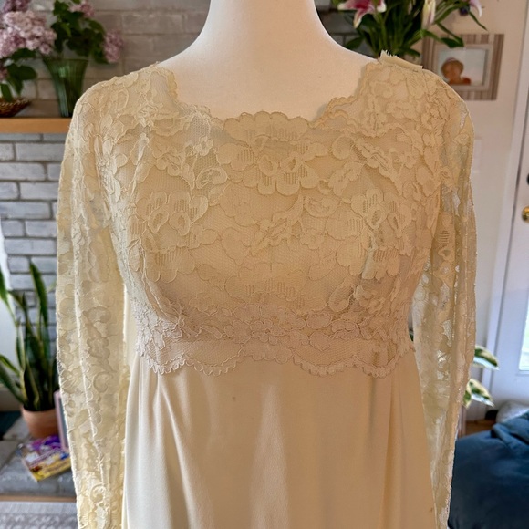 VINTAGE 1960s Cream Lace and Crepe Wedding Dress - Picture 7 of 7